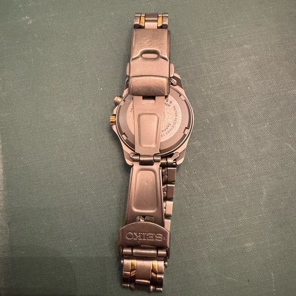 Vintage Women’s Seiko Kinetic Sports 100 Titanium Two Tone Analog Date Watch main image 5